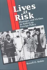 Lives at Risk Hostages and Victims in American Foreign Policy - Russell D. Buhite - Libro in lingua inglese - Rowman & Littlefield - Koopje