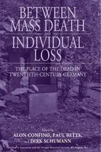 Between Mass Death and Individual Loss The Place of the Dead in Twentieth-Century Germany - Alon Confino - Paul Betts - Libro in lingua inglese - Berghahn Books - Studies in German History Korting