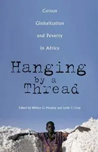 Beperkte Voorraad Hanging by a Thread Cotton, Globalization, and Poverty in Africa - William G. Moseley - Leslie C. Gray - Libro in lingua inglese - Ohio University Press - Research in International Studies, Global and Comparative Studies